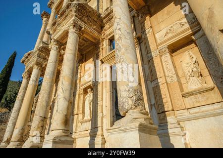 Selcúk, Turchia - 30 agosto 2024: La Biblioteca di Celsius nelle rovine dell'antica città di Efeso a Selcók, Turchia. Foto Stock