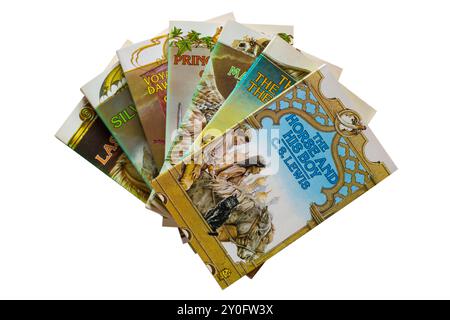 Selezione di libri per bambini di C.S. Lewis con The Horse e His Boy in cima isolato su sfondo bianco - The Chronicles of Narnia series of 7 Foto Stock