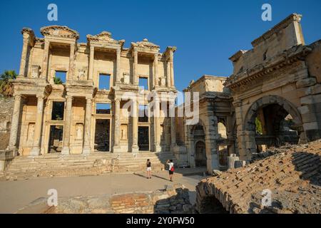 Selcúk, Turchia - 30 agosto 2024: La Biblioteca di Celsius nelle rovine dell'antica città di Efeso a Selcók, Turchia. Foto Stock