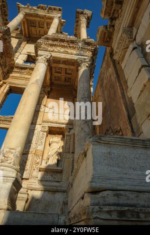 Selcúk, Turchia - 30 agosto 2024: La Biblioteca di Celsius nelle rovine dell'antica città di Efeso a Selcók, Turchia. Foto Stock