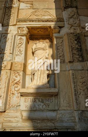 Selcúk, Turchia - 30 agosto 2024: La Biblioteca di Celsius nelle rovine dell'antica città di Efeso a Selcók, Turchia. Foto Stock