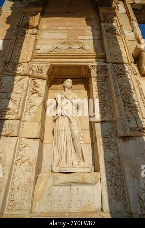 Selcúk, Turchia - 30 agosto 2024: La Biblioteca di Celsius nelle rovine dell'antica città di Efeso a Selcók, Turchia. Foto Stock