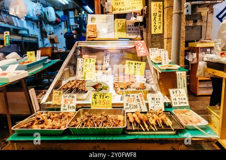 KYOTO, GIAPPONE - 14 MAGGIO 2019: Mercato Nishiki di giorno a Kyoto, Giappone Foto Stock