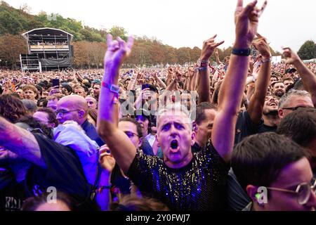 Parigi, Francia. 24 agosto 2024. I fan partecipano al concerto della Offspring al festival Rock en Seine, a Parigi. La band punk rock The Offspring si è esibita dal vivo al Rock en Seine Music Festival, a Parigi. Credito: SOPA Images Limited/Alamy Live News Foto Stock