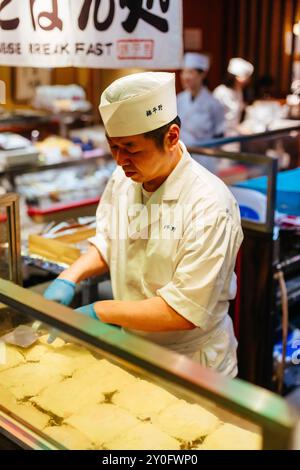 KYOTO, GIAPPONE - 14 MAGGIO 2019: Mercato Nishiki di giorno a Kyoto, Giappone Foto Stock