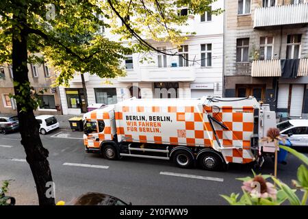 Ein Wagen der BSR für die Müllabfuhr fährt in Berlin Neukölln AM 30. Agosto 2024. Müllabfuhr a Berlino *** Un camion della raccolta rifiuti BSR guida a Berlino Neukölln il 30 agosto 2024 la raccolta rifiuti a Berlino Foto Stock