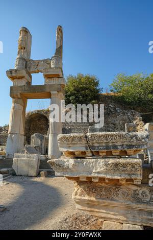 Selcúk, Turchia - 30 agosto 2024: Tempio di Domiziano nelle rovine dell'antica città di Efeso a Selcók, Turchia. Foto Stock