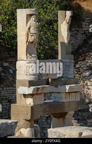 Selcúk, Turchia - 30 agosto 2024: Tempio di Domiziano nelle rovine dell'antica città di Efeso a Selcók, Turchia. Foto Stock