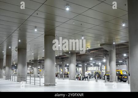 Parcheggio auto coperto per il parcheggio dei taxi cittadini presso l'Aeroporto Internazionale Chatrapati Shivaji di Mumbai. Fila di taxi in attesa di passeggeri all'Inter Foto Stock