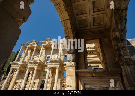 Selcúk, Turchia - 30 agosto 2024: La Biblioteca di Celsius nelle rovine dell'antica città di Efeso a Selcók, Turchia. Foto Stock