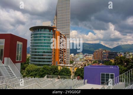 Tirana, Albania, vista dalla cima della Piramide di Tirana, guardando verso le montagne Skanderbeg. Il Centro europeo per il commercio è in primo piano a sinistra Foto Stock