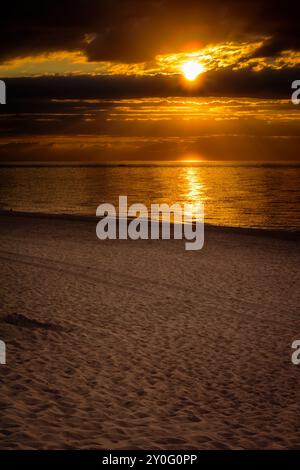 Mar Baltico paesaggio spettacolare al tramonto dorato, spiaggia vicino a Dziwnow, Polonia. Layout verticale Foto Stock