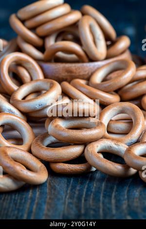 bagel di prodotti a base di farina solida, bagel secchi di piccole dimensioni, dessert fresco e non dolce per il tè Foto Stock