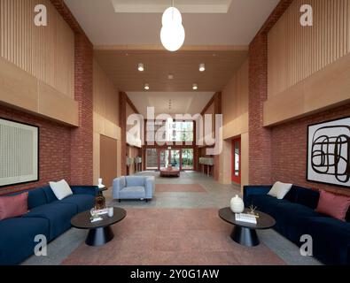 Ingresso lounge e foyer. Osier Way, Londra, Regno Unito. Architetto: Waugh Thistleton Architects, 2024. Foto Stock