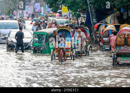 Dacca, Bangladesh. 2 settembre 2024. I pendolari attraversano una strada bagnata dopo forti piogge a Dacca, Bangladesh, il 2 settembre 2024. (Credit Image: © Suvra Kanti Das/ZUMA Press Wire) SOLO PER USO EDITORIALE! Non per USO commerciale! Crediti: ZUMA Press, Inc./Alamy Live News Foto Stock