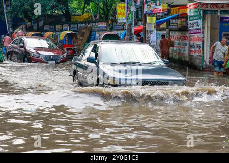 Dacca, Bangladesh. 2 settembre 2024. I pendolari attraversano una strada bagnata dopo forti piogge a Dacca, Bangladesh, il 2 settembre 2024. (Credit Image: © Suvra Kanti Das/ZUMA Press Wire) SOLO PER USO EDITORIALE! Non per USO commerciale! Crediti: ZUMA Press, Inc./Alamy Live News Foto Stock