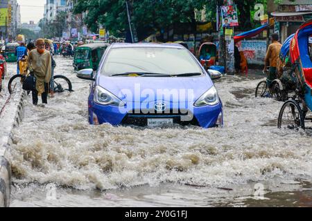 Dacca, Bangladesh. 2 settembre 2024. I pendolari attraversano una strada bagnata dopo forti piogge a Dacca, Bangladesh, il 2 settembre 2024. (Credit Image: © Suvra Kanti Das/ZUMA Press Wire) SOLO PER USO EDITORIALE! Non per USO commerciale! Crediti: ZUMA Press, Inc./Alamy Live News Foto Stock