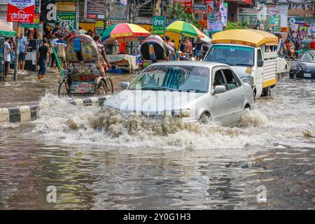 Dacca, Bangladesh. 2 settembre 2024. I pendolari attraversano una strada bagnata dopo forti piogge a Dacca, Bangladesh, il 2 settembre 2024. (Credit Image: © Suvra Kanti Das/ZUMA Press Wire) SOLO PER USO EDITORIALE! Non per USO commerciale! Crediti: ZUMA Press, Inc./Alamy Live News Foto Stock