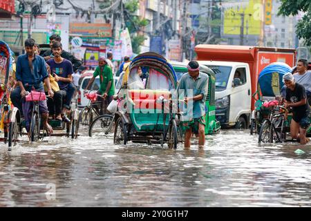 Dacca, Bangladesh. 2 settembre 2024. I pendolari attraversano una strada bagnata dopo forti piogge a Dacca, Bangladesh, il 2 settembre 2024. (Credit Image: © Suvra Kanti Das/ZUMA Press Wire) SOLO PER USO EDITORIALE! Non per USO commerciale! Crediti: ZUMA Press, Inc./Alamy Live News Foto Stock