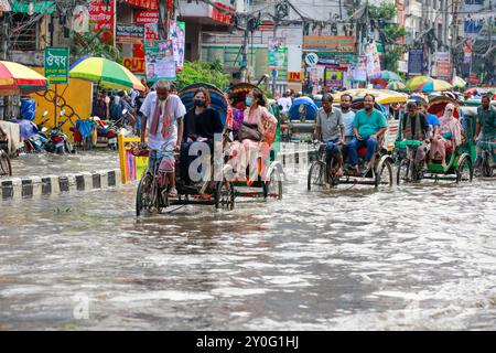 Dacca, Bangladesh. 2 settembre 2024. I pendolari attraversano una strada bagnata dopo forti piogge a Dacca, Bangladesh, il 2 settembre 2024. (Credit Image: © Suvra Kanti Das/ZUMA Press Wire) SOLO PER USO EDITORIALE! Non per USO commerciale! Crediti: ZUMA Press, Inc./Alamy Live News Foto Stock