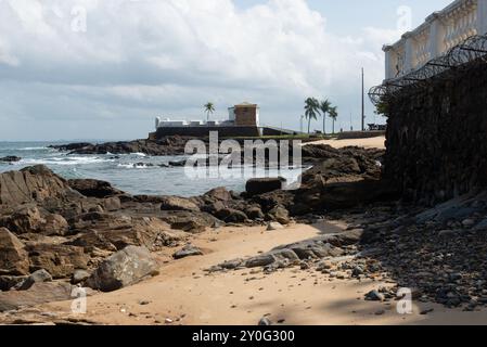 Salvador, Bahia, Brasile - 1 settembre 2024: Vista del forte di Santa Maria situato sulla spiaggia di Porto da barra nella città di Salvador, Bahia. Foto Stock