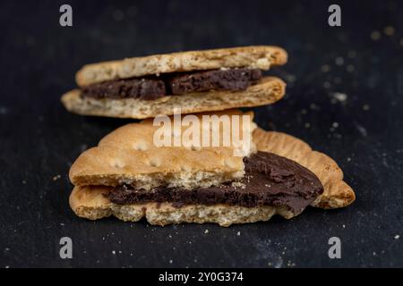 biscotti croccanti freschi con farcitura al cioccolato, biscotti croccanti freschi per sandwich da vicino Foto Stock