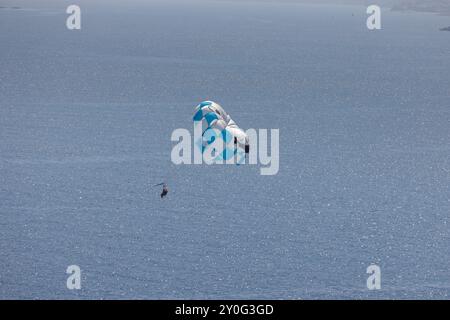 Foto di un Parasailer che sta navigando sull'oceano nella città di Benidorm in Spagna Foto Stock