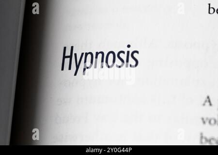 Primo piano della parola "Hypnosis" in un Textbook di psicologia Foto Stock