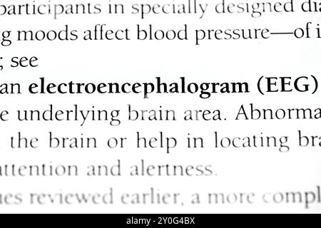 Primo piano della parola "elettroencefalogramma" (EEG) nel Textbook di psicologia Foto Stock