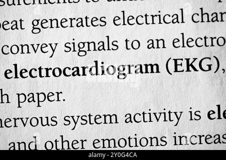 Primo piano della parola del libro di testo di psicologia "elettrocardiogramma (ECG)" Foto Stock