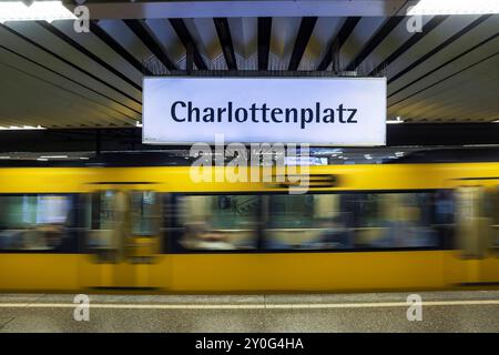 Haltestelle Charlottenplatz, Stuttgarter Straßenbahnen AG, SSB. // 17.08.2024: Stoccarda, Baden-Württemberg, Deutschland *** fermata Charlottenplatz, Stuttgarter Straßenbahnen AG, SSB 17 08 2024 Stoccarda, Baden Württemberg, Germania Foto Stock