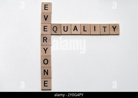 Primo piano di piastrelle in legno che scrivono "Equality Everyone": Concetto di uguaglianza universale e inclusività Foto Stock