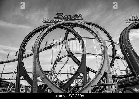 Vienna, Austria - 5 agosto 2024: Montagne russe nello storico parco divertimenti Prater di Vienna Foto Stock