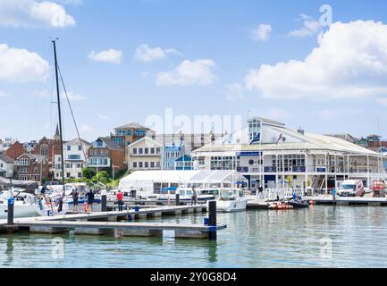 Isola di Wight Cowes - Cowes Isola di Wight Cowes Cowes Yacht Haven Marina Office e Pontoon View Bar Cowes Isola di Wight Inghilterra Regno Unito GB Europa Foto Stock