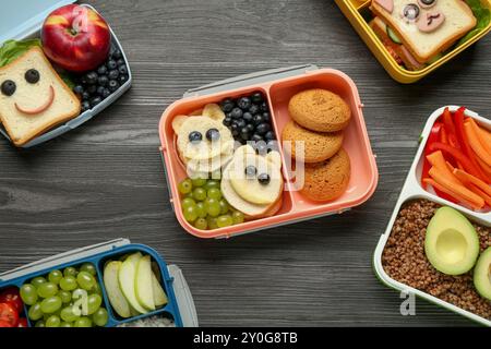 Pranzo al sacco con diversi spuntini su un tavolo di legno, piano Foto Stock