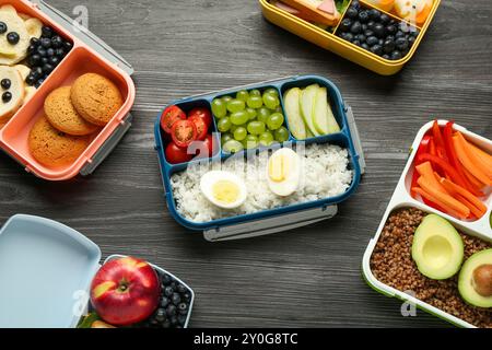 Pranzo al sacco con diversi spuntini su un tavolo di legno, piano Foto Stock