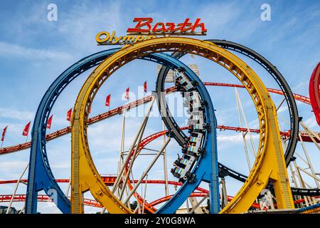 Vienna, Austria - 5 agosto 2024: Montagne russe nello storico parco divertimenti Prater di Vienna Foto Stock