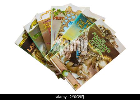 Selezione di libri per bambini di C.S. Lewis con il libro Magician's Nephew in alto isolato su sfondo bianco - The Chronicles of Narnia series of 7 Foto Stock