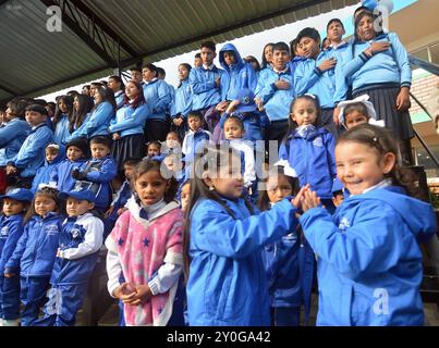 CUENCA INIZIO ANNO SCOLASTICO 2024 2025 Cuenca, Ecuador 2 settembre 2024 oggi mattina con una pioggia leggera gli studenti dell'unità educativa otto Arosemena Gomez sono arrivati per l'inaugurazione dell'anno scolastico, regime della Sierra Amazzonia, 2024 2025 più di un milione di studenti della Sierra e dell'Amazzonia torneranno nelle aule delle scuole, delle università e delle unità di istruzione fiscale come negli anni precedenti, le lezioni riprenderanno in modo sfalsato foto Boris Romoleroux API EDU CUENCA INICIOAÃOLECTIVO2024 2025 3f61caff0178a30f68b63826d02489ef Copyright: xBORISxROMOLEROUXx Foto Stock