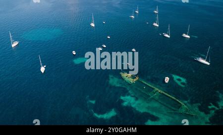 Veduta aerea del relitto Michelle vicino all'isola Dugi otok nel mare Adriatico, Croazia Foto Stock