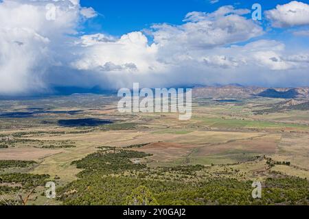 Panoramica delle ampie pianure verdi della valle di Montezuma con una doccia primaverile che passa dalla cima di mesa al Parco Nazionale di mesa Verde Foto Stock