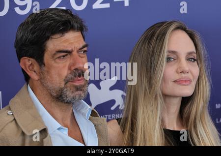 VENEZIA, ITALIA - AGOSTO 29: Pierfrancesco Favino e Angelina Jolie partecipano a una chiamata fotografica per "Maria" durante la 81a Mostra Internazionale d'Arte cinematografica di Venezia Foto Stock