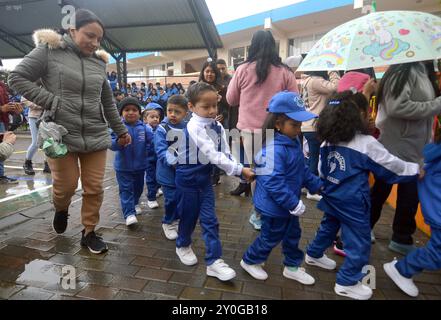 CUENCA INIZIO ANNO SCOLASTICO 2024 2025 Cuenca, Ecuador 2 settembre 2024 oggi mattina con una pioggia leggera gli studenti dell'unità educativa otto Arosemena Gomez sono arrivati per l'inaugurazione dell'anno scolastico, regime della Sierra Amazzonia, 2024 2025 più di un milione di studenti della Sierra e dell'Amazzonia torneranno nelle aule delle scuole, dei college e delle unità educative pubbliche come negli anni precedenti, le lezioni riprenderanno in modo sfalsato foto Boris Romoleroux API EDU CUENCA INICIOAÃOLECTIVO2024 2025 e38b93e2b21d5dea15845df01bfac5f3 Copyright: xBORISxROMOLEROUXx Foto Stock