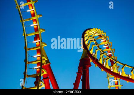 Vienna, Austria - 5 agosto 2024: Montagne russe nello storico parco divertimenti Prater di Vienna Foto Stock