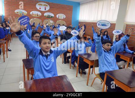 CUENCA INIZIO ANNO SCOLASTICO 2024 2025 Cuenca, Ecuador 2 settembre 2024 oggi mattina con una pioggia leggera gli studenti dell'unità educativa otto Arosemena Gomez sono arrivati per l'inaugurazione dell'anno scolastico, regime della Sierra Amazzonia, 2024 2025 più di un milione di studenti della Sierra e dell'Amazzonia torneranno nelle aule delle scuole, dei college e delle unità educative pubbliche come negli anni precedenti, le lezioni riprenderanno in modo sfalsato foto Boris Romoleroux API EDU CUENCA INICIOAÃOLECTIVO2024 2025 f787e08bf0b557bcbdbdc9020ccffdd4 Copyright: xBORISxROMOLEROUXx Foto Stock