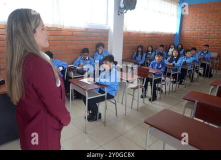 CUENCA INIZIO ANNO SCOLASTICO 2024 2025 Cuenca, Ecuador 2 settembre 2024 oggi mattina con una pioggia leggera gli studenti dell'unità educativa otto Arosemena Gomez sono arrivati per l'inaugurazione dell'anno scolastico, regime della Sierra Amazzonia, 2024 2025 più di un milione di studenti della Sierra e dell'Amazzonia torneranno nelle aule delle scuole, dei college e delle unità educative pubbliche come negli anni precedenti, le lezioni riprenderanno in modo sfalsato foto Boris Romoleroux API EDU CUENCA INICIOAÃOLECTIVO2024 2025 e04381df52492a674d8dab3c31068fe0 Copyright: xBORISxROMOLEROUXx Foto Stock