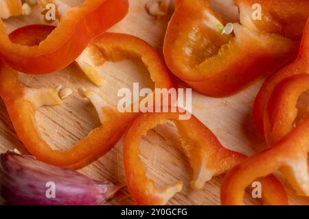 Pepe rosso caldo sulla tavola, pepe rosso per dare un sapore caldo al cibo Foto Stock