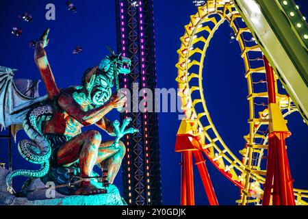 Vienna, Austria - 5 agosto 2024: Primo piano di giostre e decorazioni al parco divertimenti Prater di Vienna Foto Stock