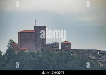 , Deutschland, Rheinland-Pfalz, Annweiler am Trifels, Burg Trifels, 02.09.2024, Die mittelalterliche Burg Trifels thront majestätisch auf einem Felse Foto Stock
