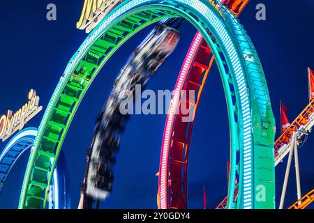 Vienna, Austria - 5 agosto 2024: Montagne russe nello storico parco divertimenti Prater di Vienna Foto Stock